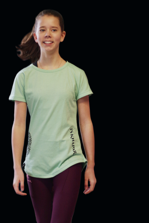 IS Knapar BLÓM - ein Damenshirt im Sommerdesign